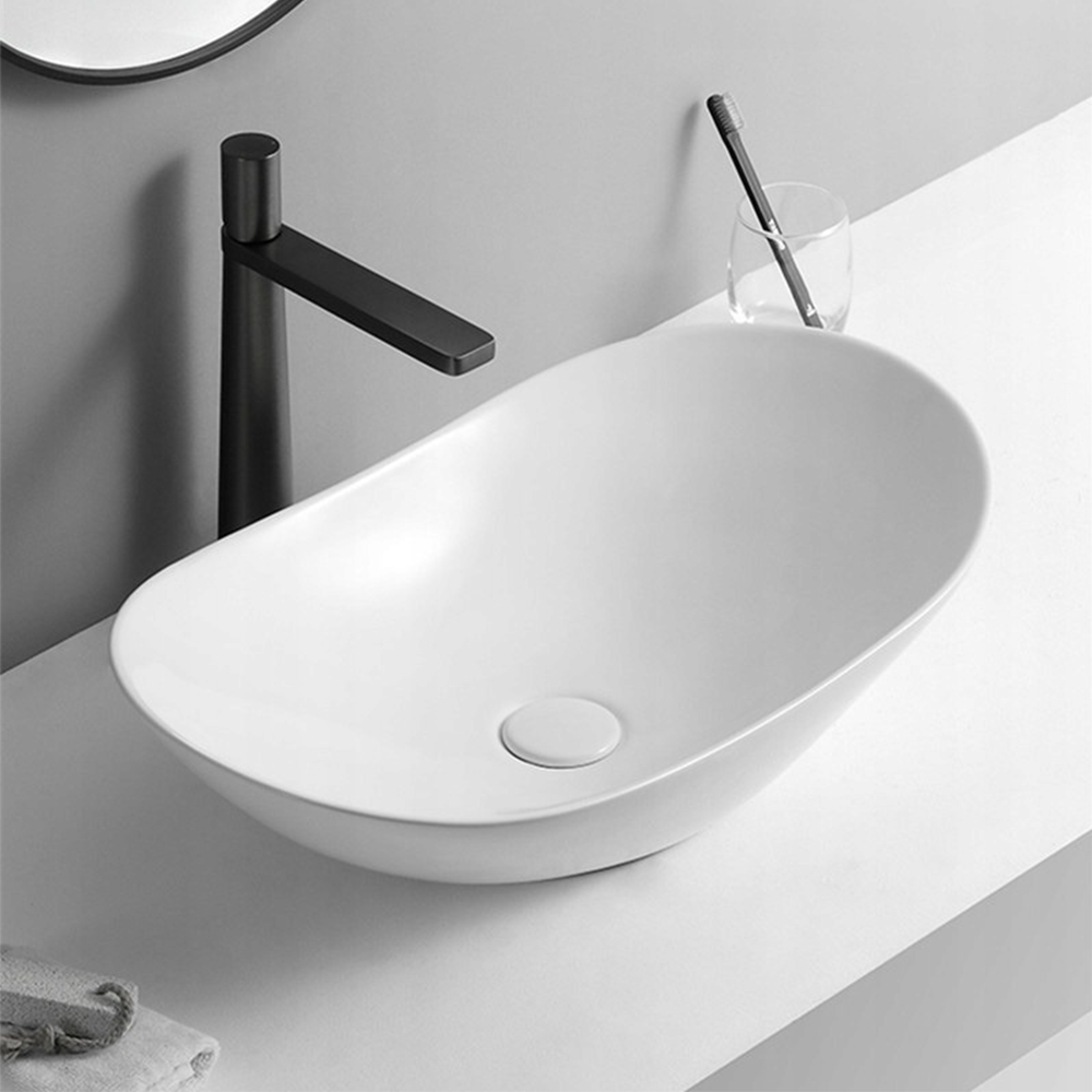 Owalna umywalka z białej, błyszczącej ceramiki do łazienki, 60,5×36×15 cm