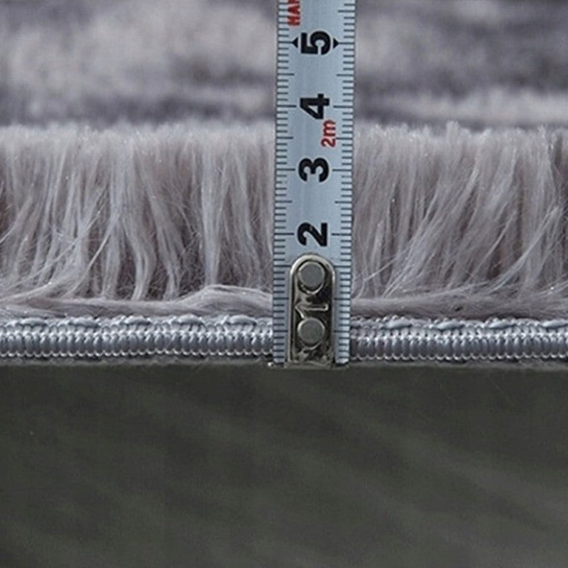 Pluszowy dywan – jasnoszary, miękki i nowoczesny, idealny do każdego pomieszczenia