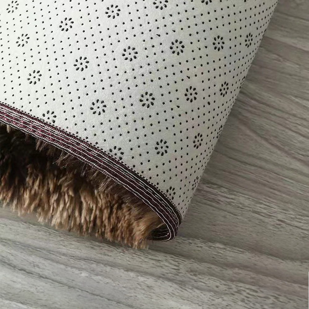 Pluszowy dywan – brązowy, miękki i nowoczesny do każdego pomieszczenia