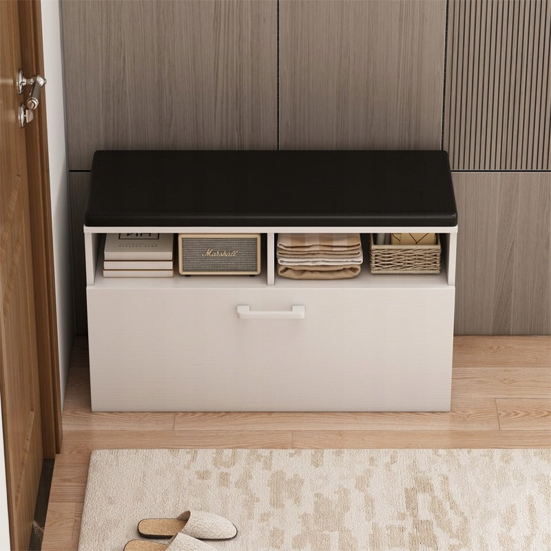 Biała szafka na buty z siedziskiem i schowkiem