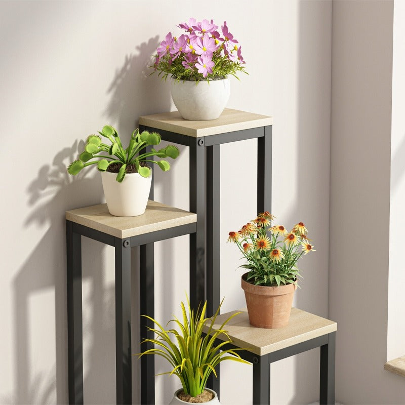 Metalowy stojak na rośliny z 4 poziomami