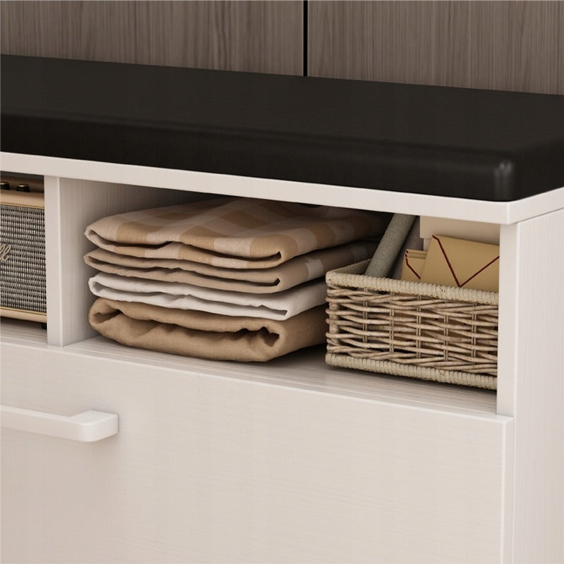 Biała szafka na buty z siedziskiem i schowkiem