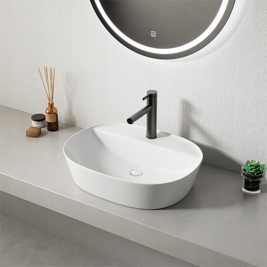 Owalna umywalka z błyszczącej białej ceramiki do montażu na blacie – 50 x 38 cm, z otworem na baterię