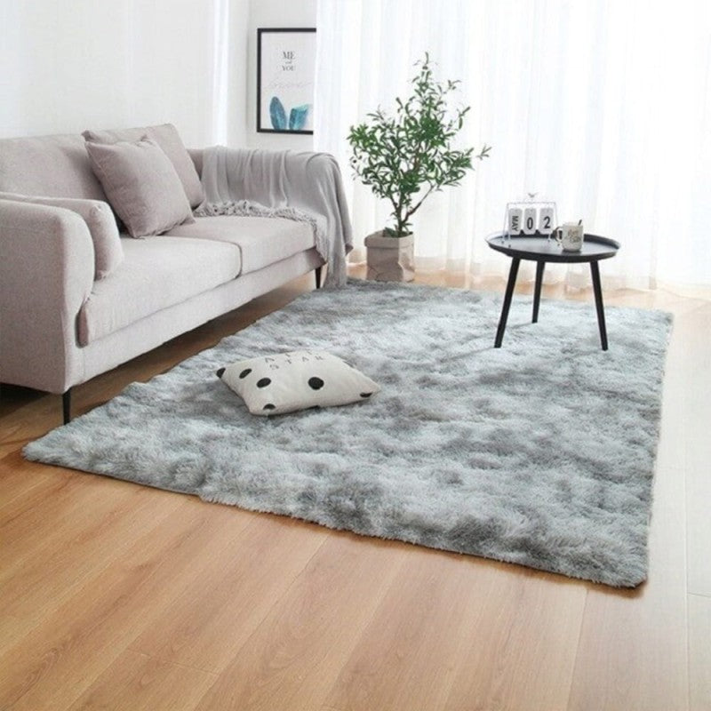 Pluszowy dywan – jasnoszary, miękki i nowoczesny, idealny do każdego pomieszczenia