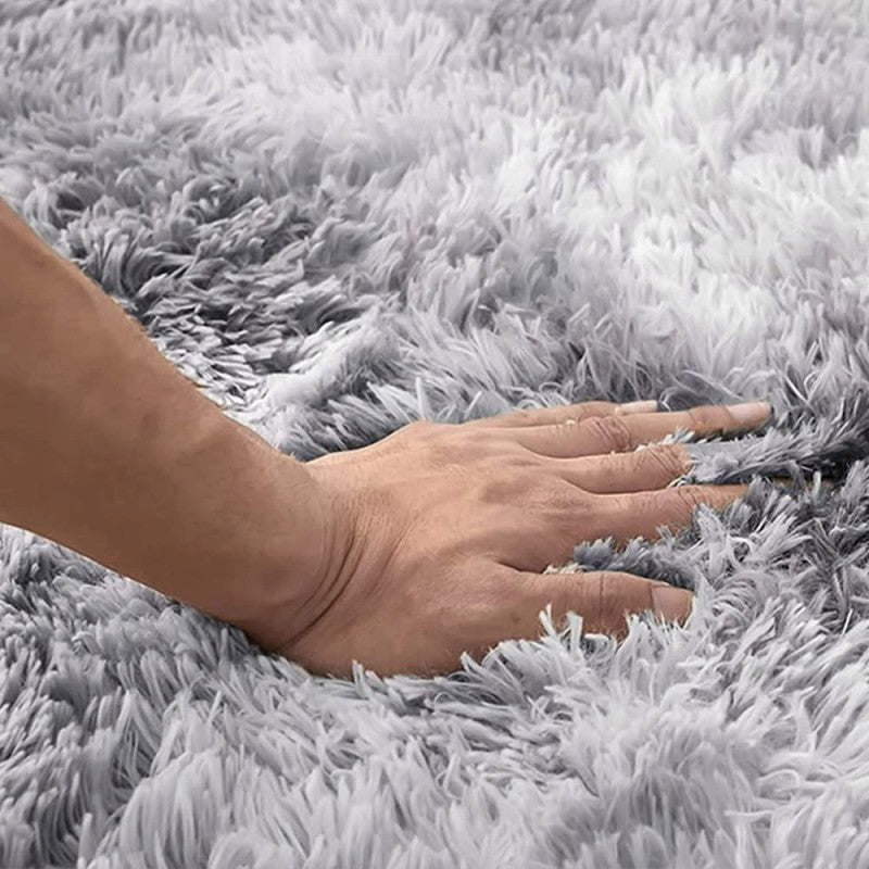 Pluszowy dywan – jasnoszary, miękki i nowoczesny, idealny do każdego pomieszczenia