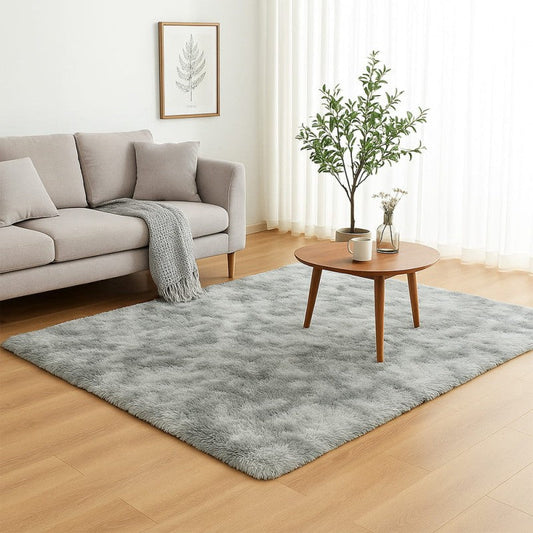 Pluszowy dywan – jasnoszary, miękki i nowoczesny, idealny do każdego pomieszczenia