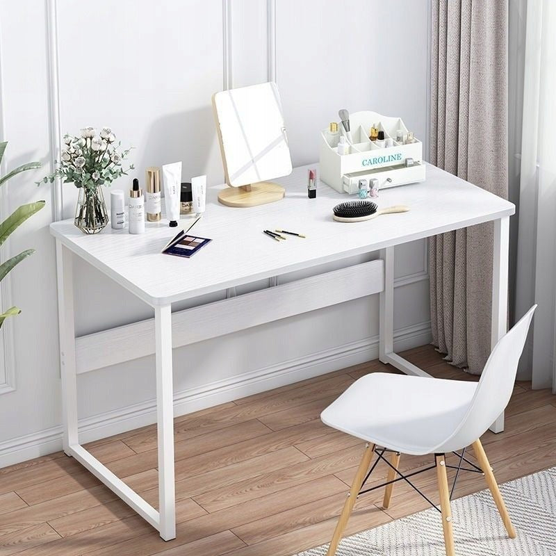 Białe biurko komputerowe w stylu skandynawskim do laptopa